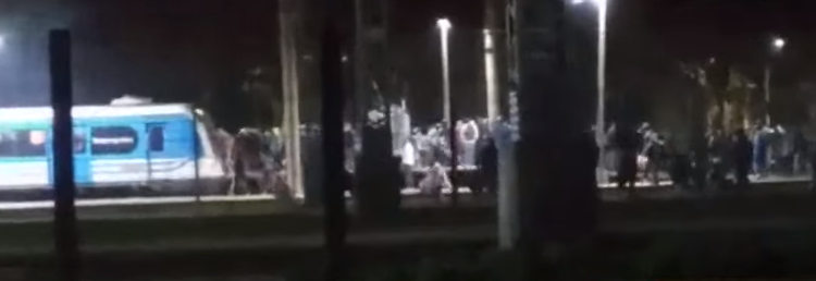 Locura en Temperley: usuarios del Roca apedrearon trenes por demoras