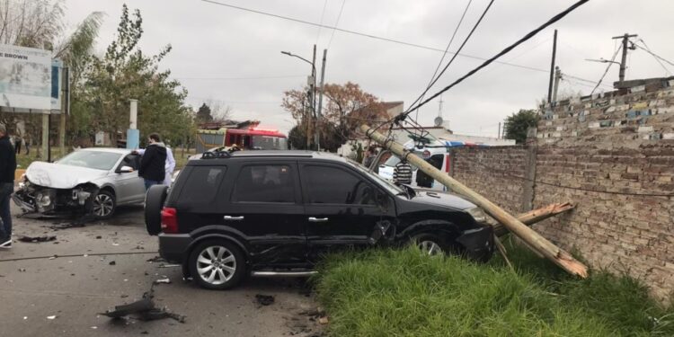Palazo en San José: chocaron dos autos y arrancaron un poste de luz
