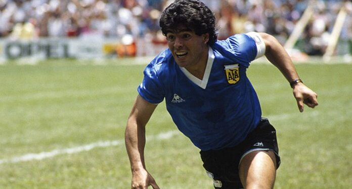 En Berazategui sobrevoló una avioneta con el relato del gol de Diego Maradona