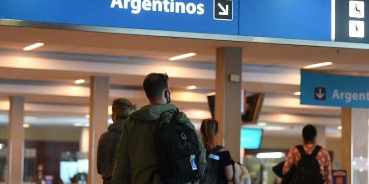 Detectaron que casi el 40% de quienes ingresan al país no cumple la cuarentena