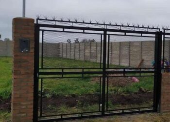 Longchamps insólito: le robaron un portón de hierro