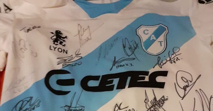Subastan una camiseta del Cele para ayudar a los afectados por los incendios en la Patagonia