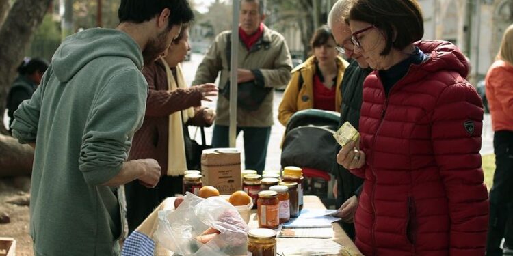 Este viernes feria de productores rurales en plaza Cerreti de Adrogué