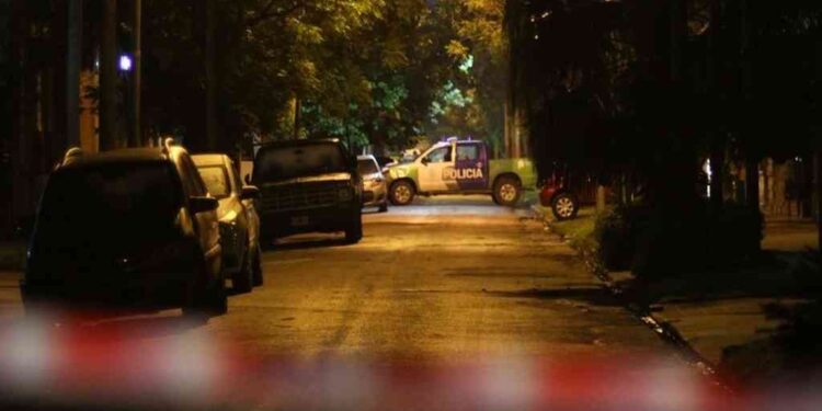 Burzaco: un policía mató a un delincuente que quiso asaltar a una mujer y quedó detenido
