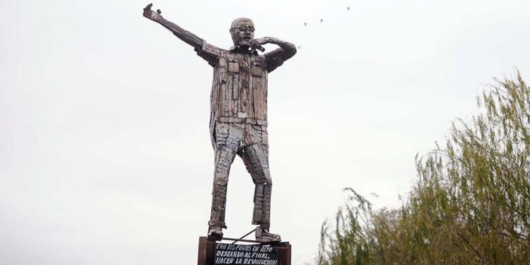 Impresionante: el Indio Solari ya tiene su propia escultura en La Matanza