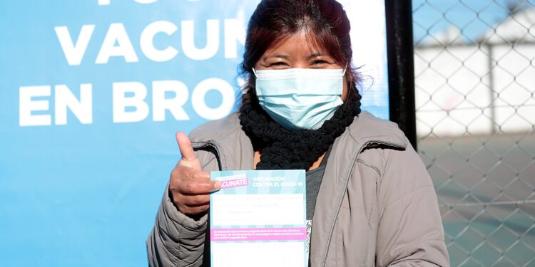 En el Día del Amigo, Brown comenzó a vacunar libre a mayores de 30