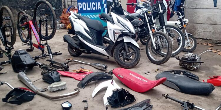 Cayó una banda de motochorros que tenía un desarmadero en Burzaco