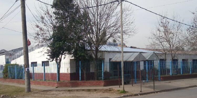 escuela 45, Glew, robo