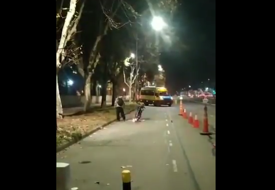 Locura total: prendió fuego su propia moto para evitar que la secuestre el control de tránsito