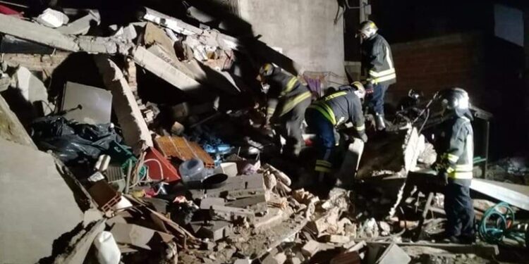 Derrumbe fatal en Lomas: murieron dos personas y hay cuatro heridos