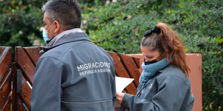 Denuncia penal a un viajero contagiado con la variante Delta que incumplió la cuarentena
