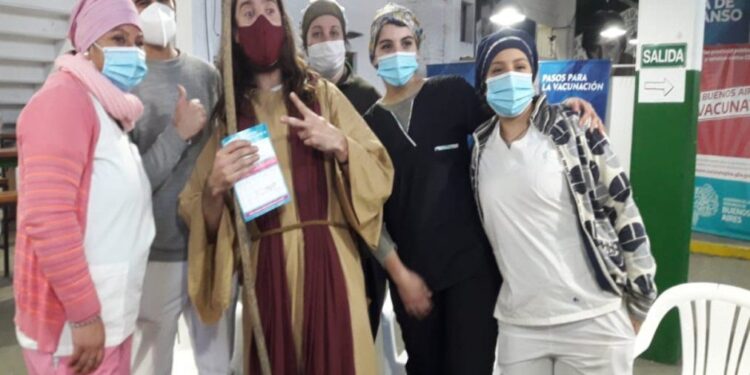 «Jesús» de Lanús: se vacunó en la cancha de Banfield vestido como una figura religiosa