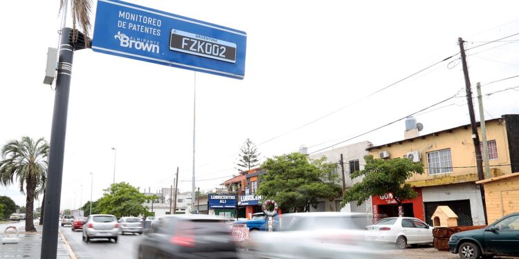 Así funcionan las nuevas cámaras lectoras inteligentes de patentes en Brown