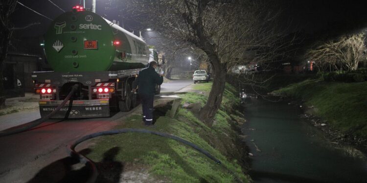 Clausuraron una química de Burzaco por volcar desechos en el Arroyo del Rey