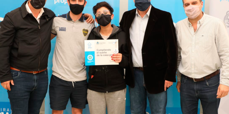 Ferraresi entregó créditos y anunció una inversión de $354 millones para obras en Almirante Brown