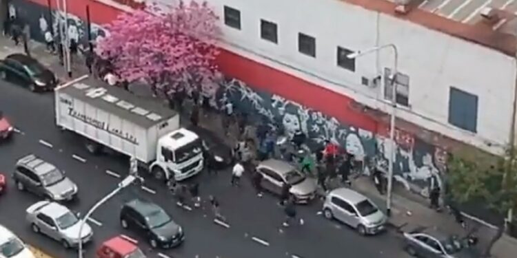 Casi 20 detenidos tras un enfrentamiento de dos facciones de la barra de Independiente