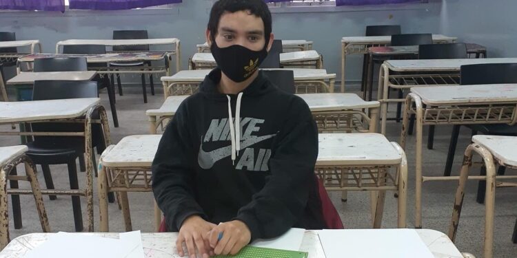 Es de Monte Grande y necesita una máquina de escribir braille para terminar el colegio