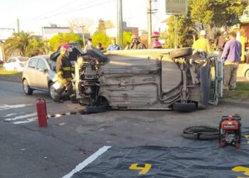 Impactante choque y vuelco deja tres heridos en Longchamps