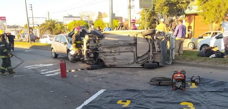 Impactante choque y vuelco deja tres heridos en Longchamps