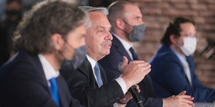 Alberto relanza el gobierno con seis nuevos ministros que jurarán el lunes