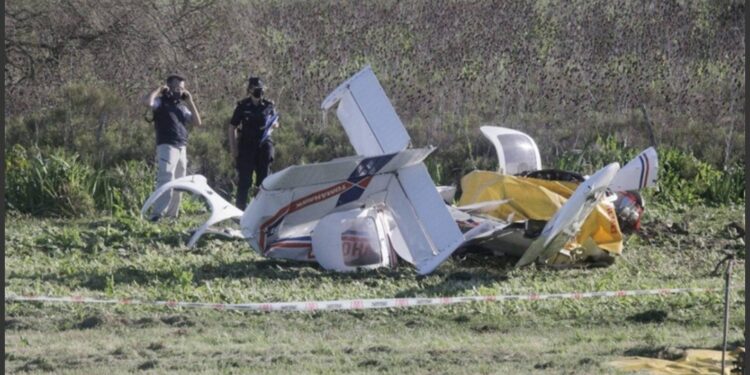 Dos muertos al caer una avioneta en Berazategui