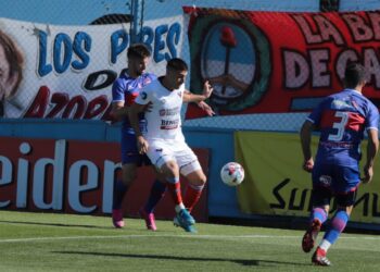 Brown no lo pudo aguantar y perdió en su cancha ante los santiagueños