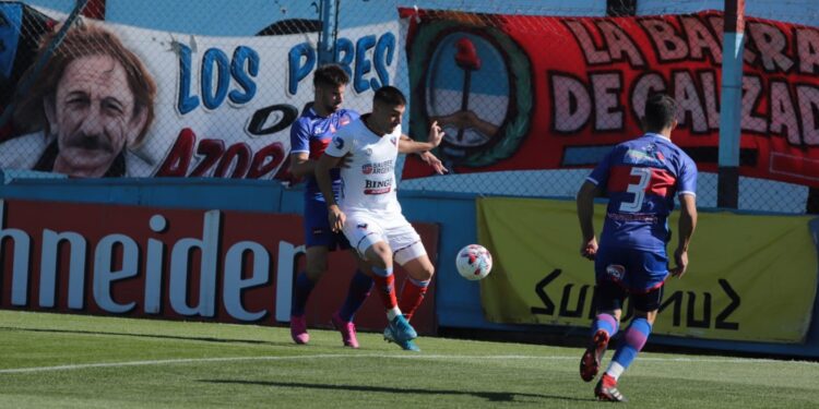 Brown no lo pudo aguantar y perdió en su cancha ante los santiagueños