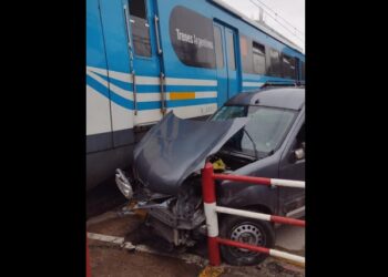 Burzaco: el tren embistió una camioneta que cruzó la barrera baja