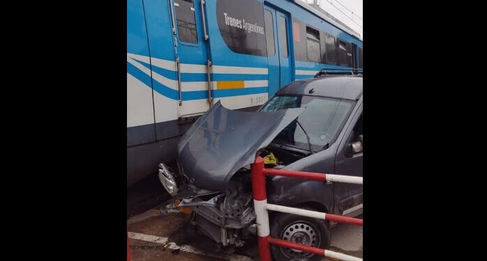 Burzaco: el tren embistió una camioneta que cruzó la barrera baja