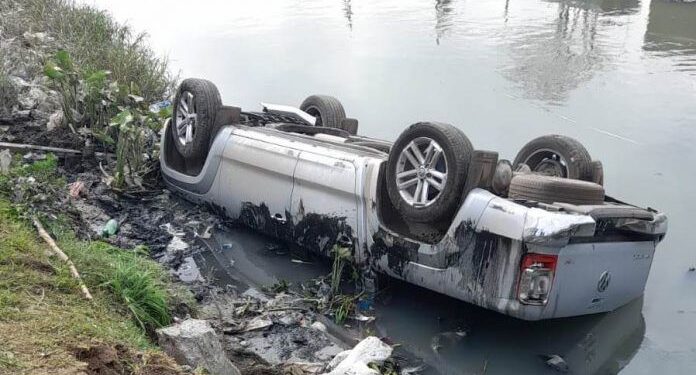 Robaron en Calzada, escaparon de la policía y cayeron a un arroyo de Quilmes