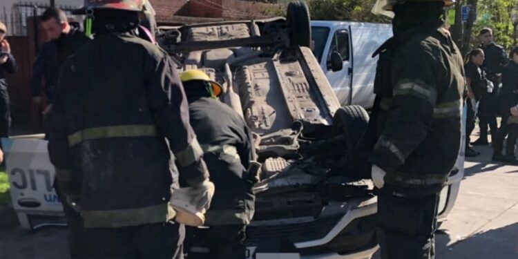 Burzaco: un policía que manejaba un patrullero se descompuso y volcó