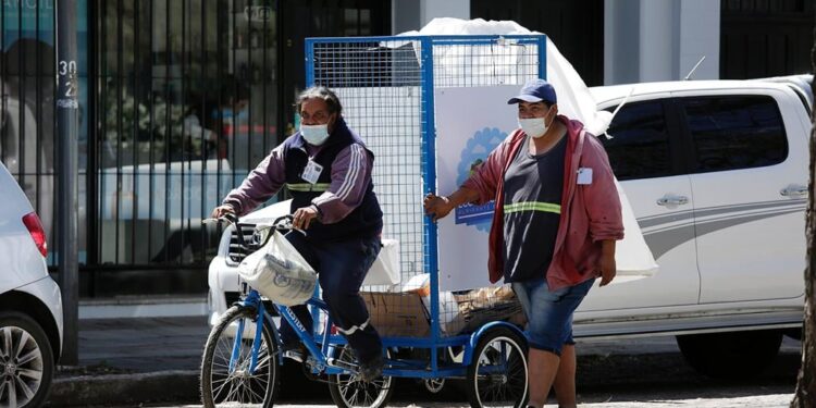 Brown utiliza «bicicarros» para la recolección diferenciada de residuos