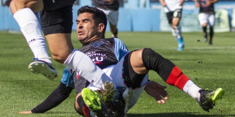 Brown perdió con Ferro en Adrogué y tiene compañía en el tercer puesto
