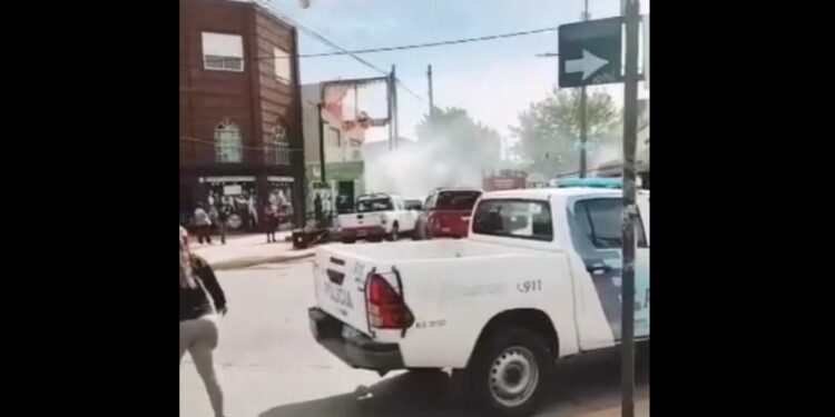 Longchamps: se prendió fuego un cajero mientras le hacen mantenimiento