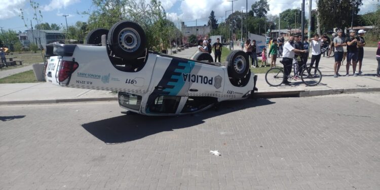 Un patrullero chocó y volcó en Don Orione
