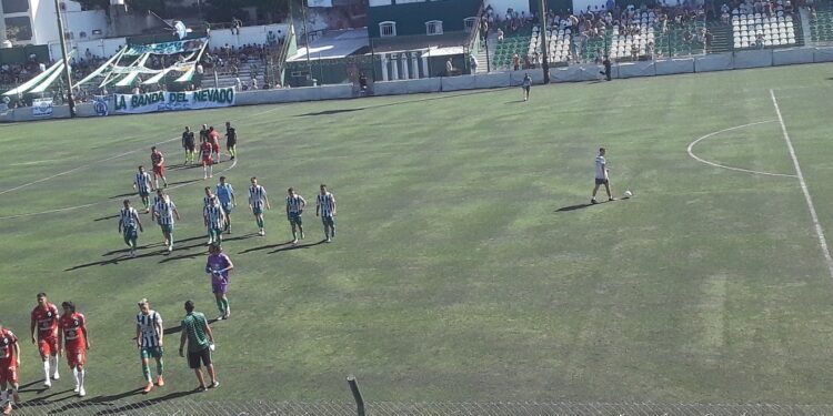 Un Claypole desconocido perdió por goleada ante Excursio