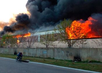 Habló el dueño de la fábrica incendiada de Quilmes y contó dónde empezó el fuego