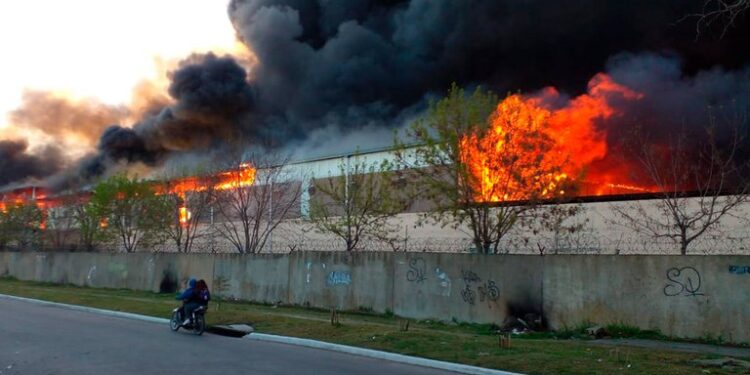 Habló el dueño de la fábrica incendiada de Quilmes y contó dónde empezó el fuego