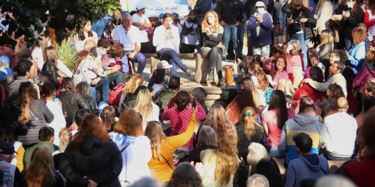 Kicillof anunció viajes de egresados gratis para 220 mil jóvenes