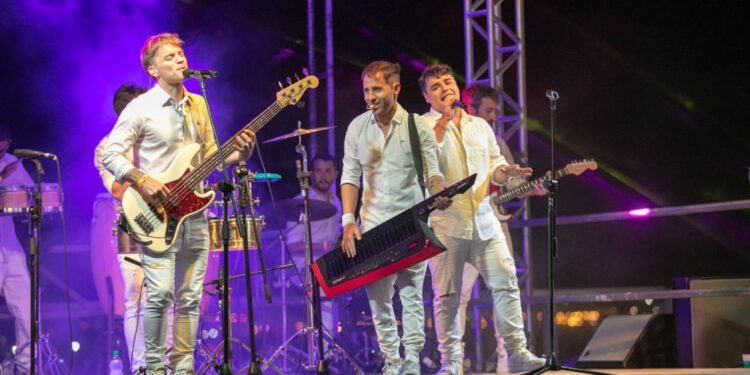 Este domingo, tocan Los Totora en Longchamps