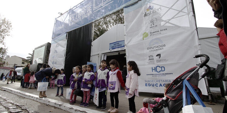 Con Felipe Pigna, Dolina, Saborido y Darío Sztajnszrajber, arranca la Feria del Libro de Brown