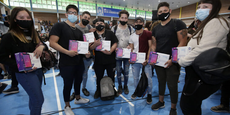 Entregó tablets a 4 mil estudiantes de escuelas secundarias de Brown