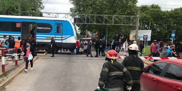 Burzaco: se arrojó al paso del tren y se salvó de milagro