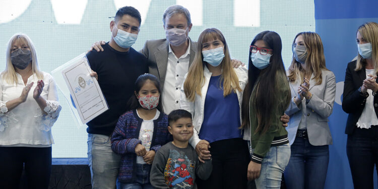Cascallares entregó más de 1300 escrituras a familias brownianas