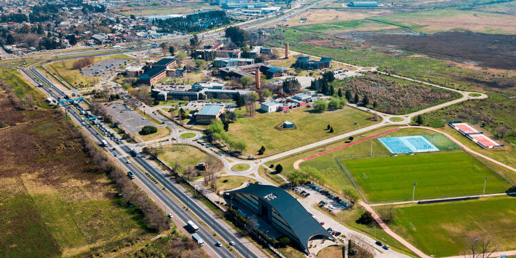 La Universidad de Lomas celebra 49 años: la primera del Conurbano