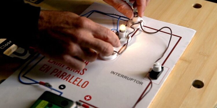 Longchamps: taller de «Circuitos eléctricos e instrumentación gráfica» en Los Altos