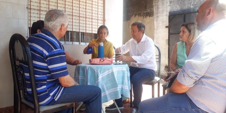Cascallares y Galmarini dialogaron con vecinos de Claypole tras la extensión de la red de agua potable