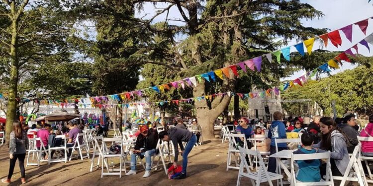 Festival familiar en Burzaco al aire libre con juegos y shows
