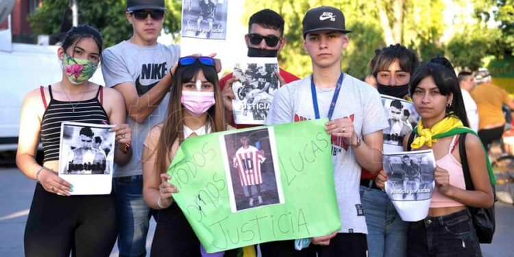 Dos de los tres policías admitieron haber disparado contra el auto en el que iban Lucas y sus amigos