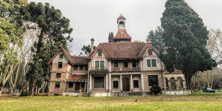 La mansión más grande del Conurbano: cuál es la historia de la Quinta Rocca